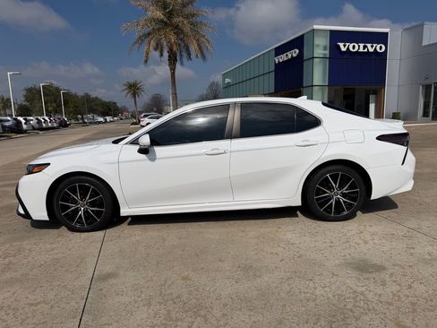 Used 2022 Toyota Camry SE image 2