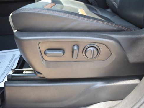 Used 2022 GMC Sierra 2500 AT4 w/ AT4 Preferred Package AWD/4WD image 16