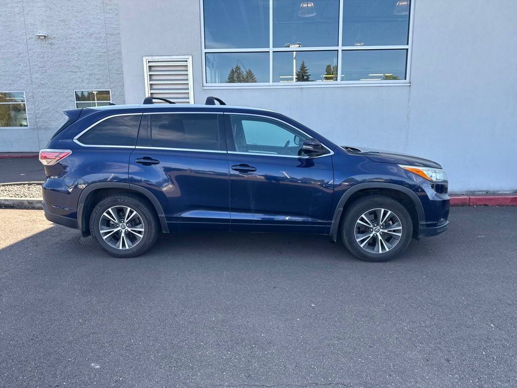 Used 2016 Toyota Highlander XLE AWD/4WD image 3