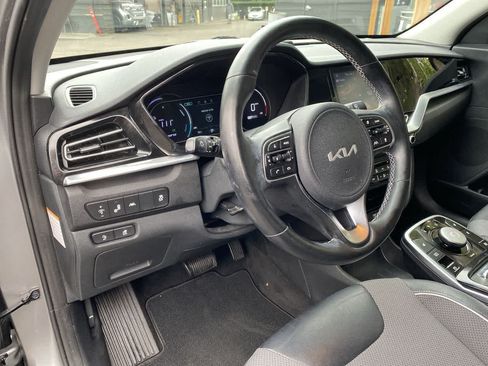 Used 2022 Kia Niro EX w/ Cold Weather Package FWD image 2
