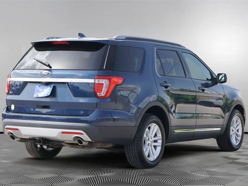 Used 2017 Ford Explorer XLT w/ Equipment Group 202A FWD image 5