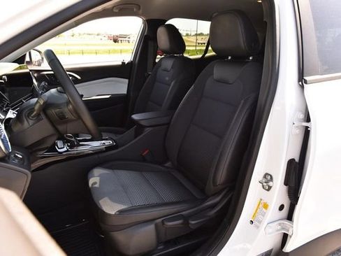 Used 2025 Chevrolet Trax LT w/ LT Convenience Package FWD image 17