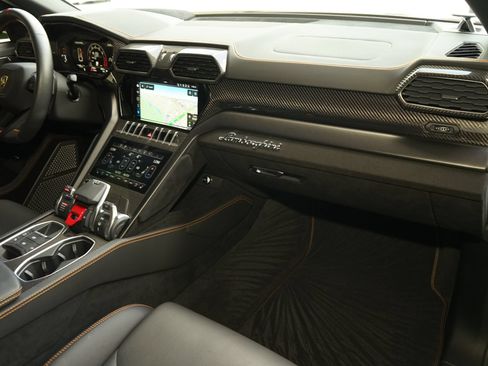 Used 2024 Lamborghini Urus Performante AWD/4WD image 25