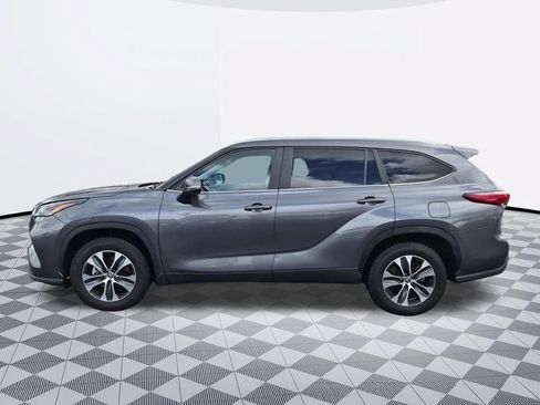 Used 2023 Toyota Highlander XLE FWD image 2