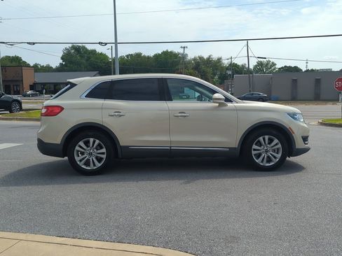 Used 2016 Lincoln MKX Reserve w/ Cargo Utility Package FWD image 8