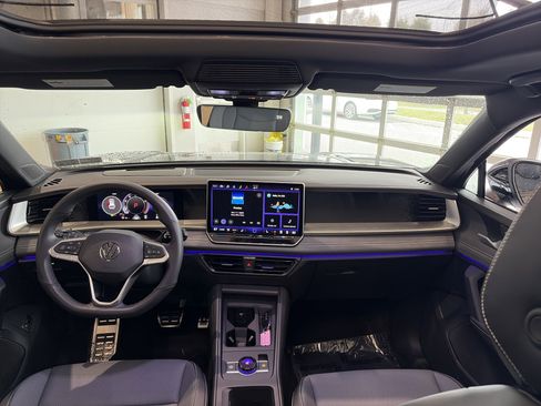 Used 2025 Volkswagen Tiguan SE R-Line image 27