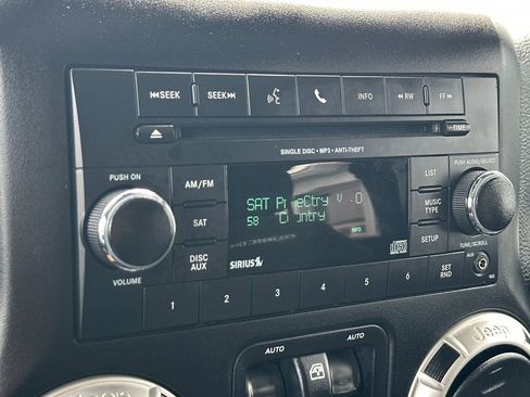Used 2018 Jeep Wrangler Unlimited Rubicon w/ Connectivity Group AWD/4WD image 19