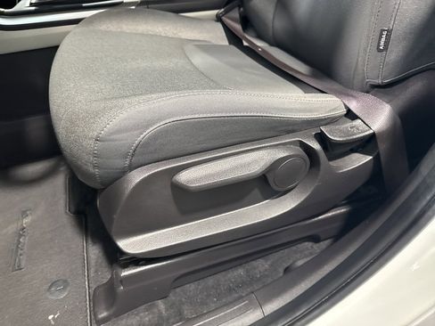 Used 2022 Kia Carnival LX image 27