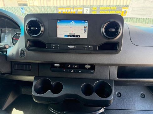 Used 2022 Mercedes-Benz Sprinter 2500 image 39