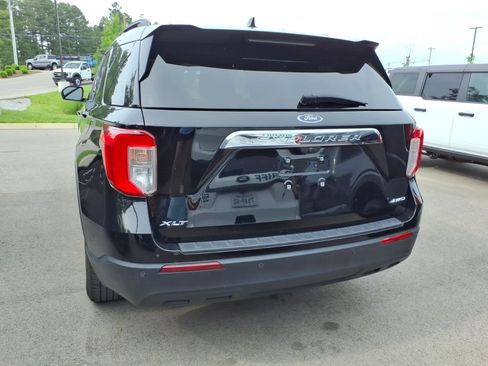 Used 2023 Ford Explorer XLT AWD/4WD image 3