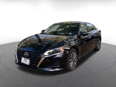 Used 2025 Nissan Altima 2.5 SV image 3