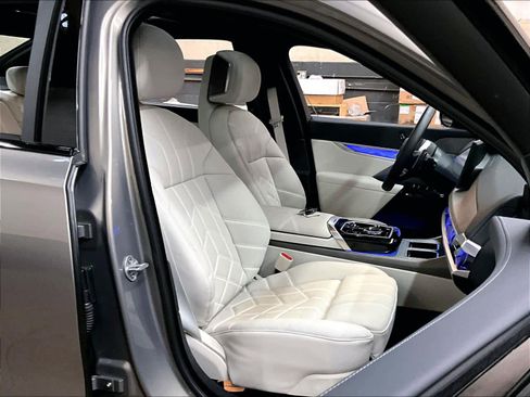Certified 2025 BMW 760i xDrive AWD/4WD image 10