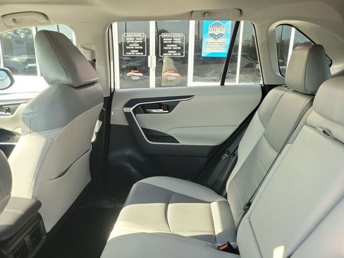 Used 2021 Toyota RAV4 XLE Premium image 9