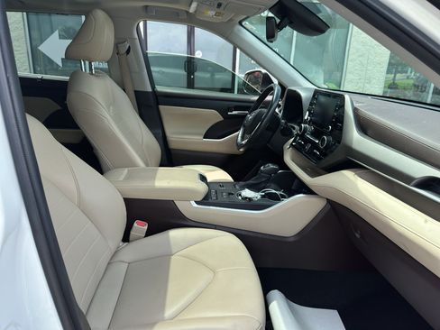 Used 2020 Toyota Highlander XLE FWD image 11