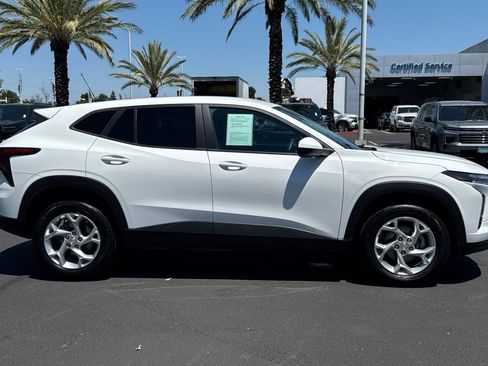 Used 2025 Chevrolet Trax LS w/ LS Convenience Package FWD image 2