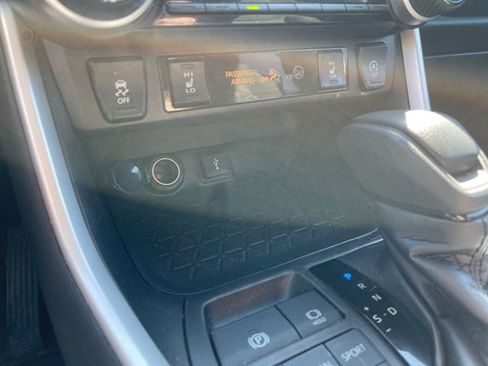 Used 2021 Toyota RAV4 XLE w/ XLE Grade Weather Package AWD/4WD image 20