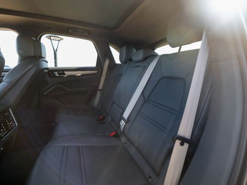 Certified 2023 Porsche Cayenne Platinum Edition image 24