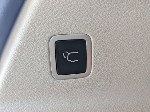 Used 2023 Chrysler Pacifica Limited FWD image 16