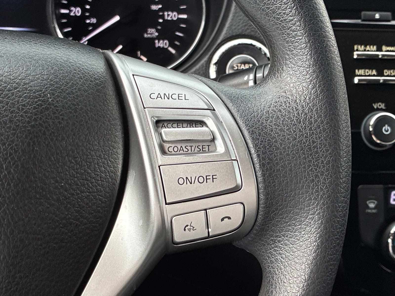 Used 2015 Nissan Rogue SV FWD image 25