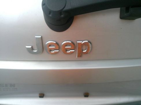 Used 2010 Jeep Grand Cherokee Laredo AWD/4WD image 14