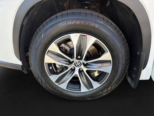 Used 2023 Toyota Highlander XLE AWD/4WD image 11
