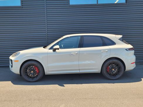 Certified 2026 Porsche Cayenne S AWD/4WD image 3