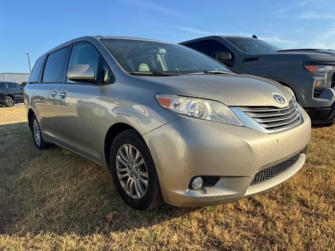 Used 2017 Toyota Sienna XLE w/ XLE Navigation Package FWD image 3
