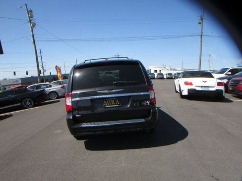 Used 2015 Chrysler Town & Country Touring image 7