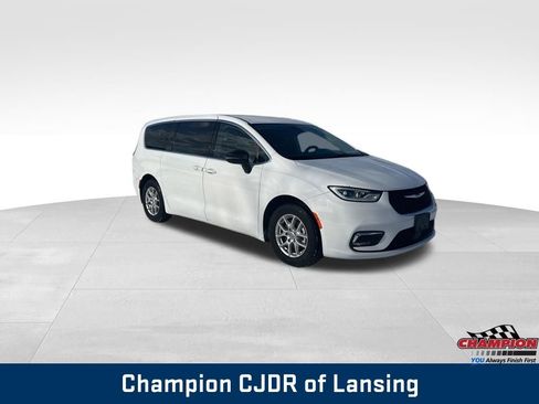 Used 2024 Chrysler Pacifica Touring-L image 8