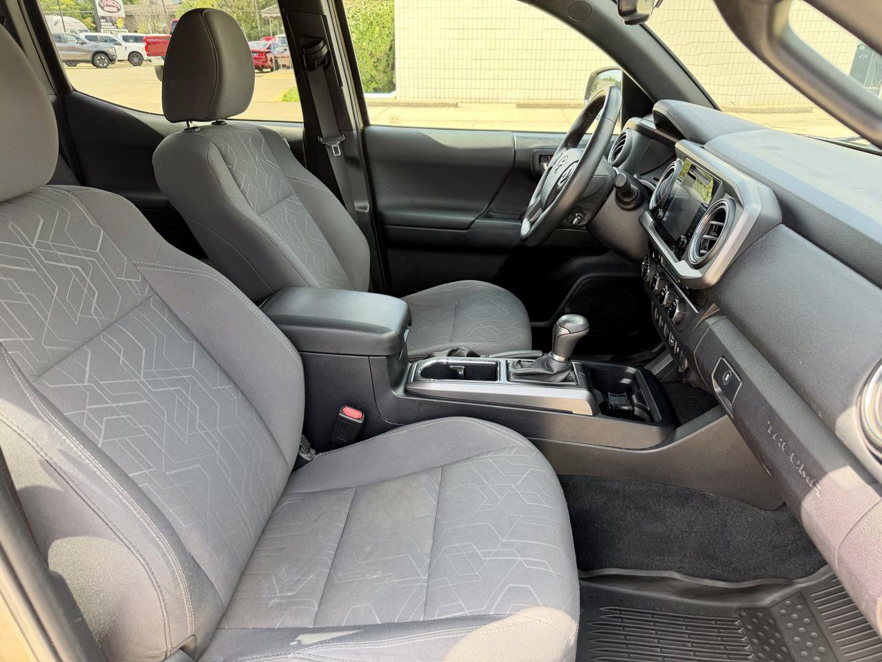 Used 2016 Toyota Tacoma TRD Off-Road w/ Premium & Technology Package AWD/4WD image 19
