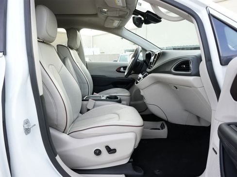 Used 2018 Chrysler Pacifica Limited w/ Tire & Wheel Group image 24