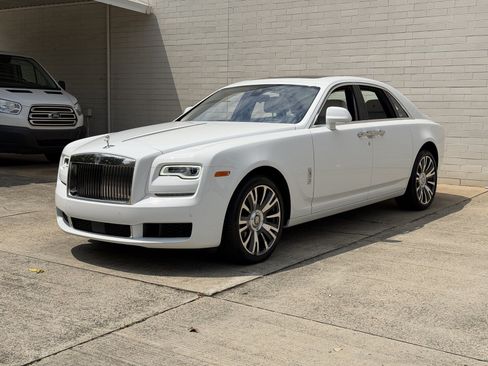 Used 2018 Rolls-Royce Ghost RWD image 3