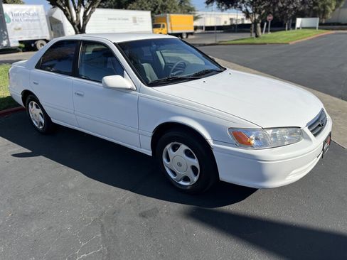 Used 2000 Toyota Camry LE image 3
