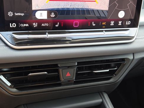 Used 2025 Volkswagen Tiguan SE image 15