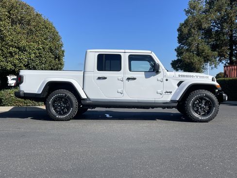 New 2025 Jeep Gladiator Sport image 7