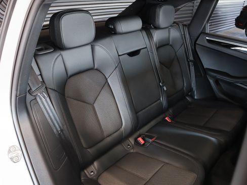 Certified 2024 Porsche Macan AWD/4WD image 6