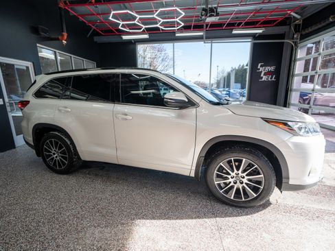 Used 2017 Toyota Highlander SE image 5