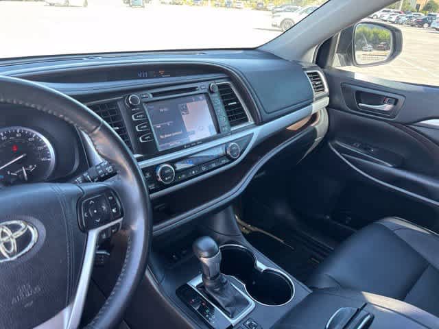 Used 2019 Toyota Highlander XLE FWD image 19