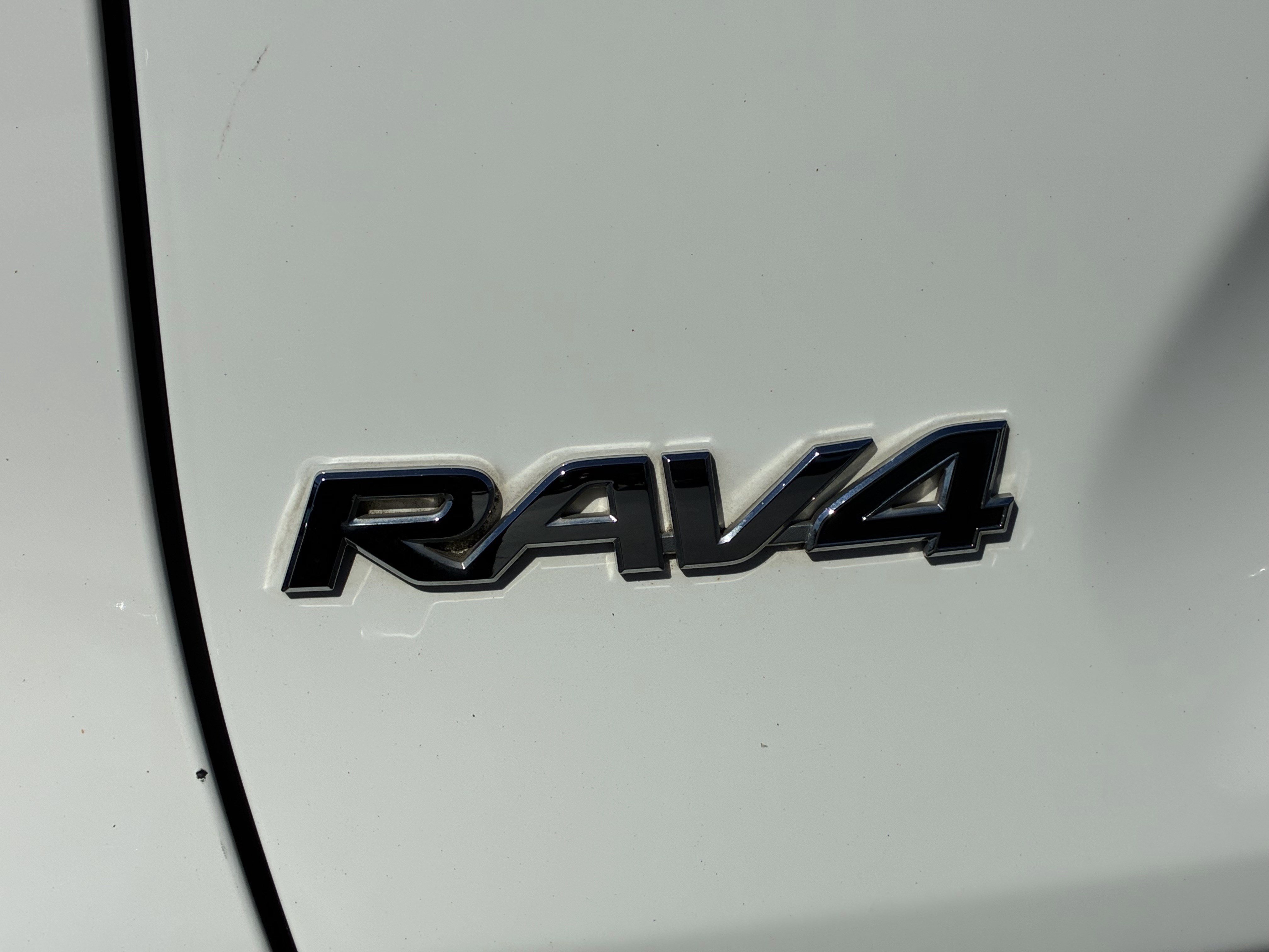 Used 2020 Toyota RAV4 XLE Premium FWD image 10
