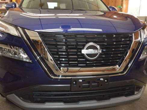 Used 2023 Nissan Rogue SV AWD/4WD image 3
