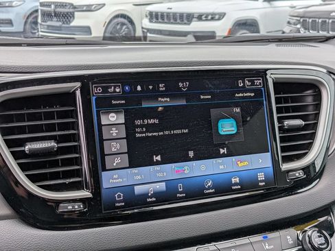 Certified 2025 Chrysler Pacifica Select FWD image 19