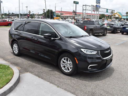 Used 2023 Chrysler Pacifica Touring-L FWD image 16