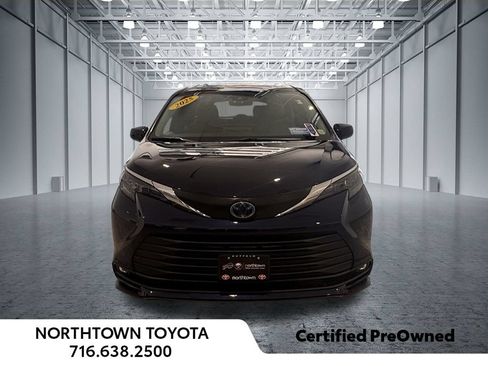 Used 2025 Toyota Sienna XLE AWD/4WD image 6