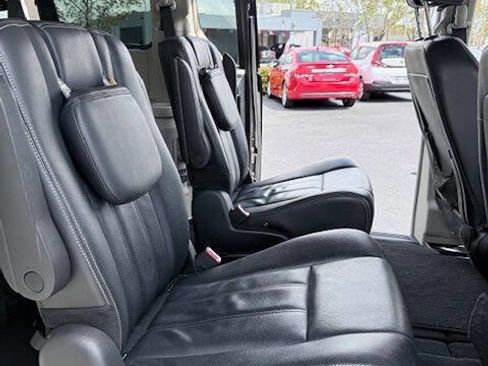 Used 2015 Chrysler Town & Country Touring image 14