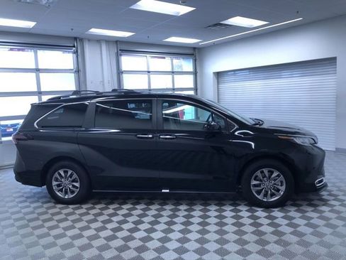 Used 2023 Toyota Sienna XLE image 36