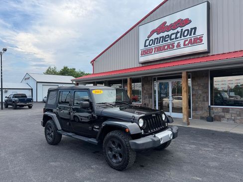 Used 2015 Jeep Wrangler Unlimited Sahara w/ Dual Top Group AWD/4WD image 2