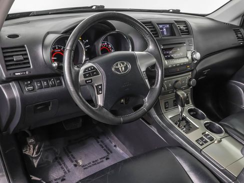Used 2012 Toyota Highlander SE w/ Tow Pkg image 4