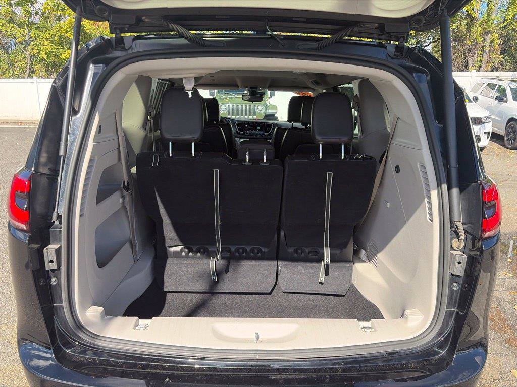 Used 2024 Chrysler Pacifica Touring-L FWD image 16
