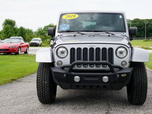 Used 2018 Jeep Wrangler Unlimited Sahara AWD/4WD image 3
