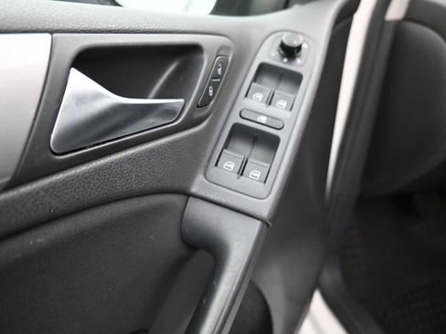 Used 2010 Volkswagen Golf 4-Door FWD image 9